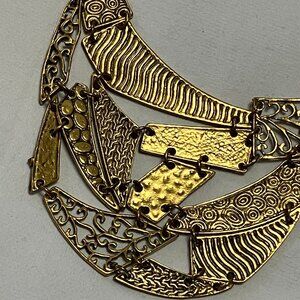 Artsy Fashion Costume Gold Tone Metal Necklace with Filigree detail